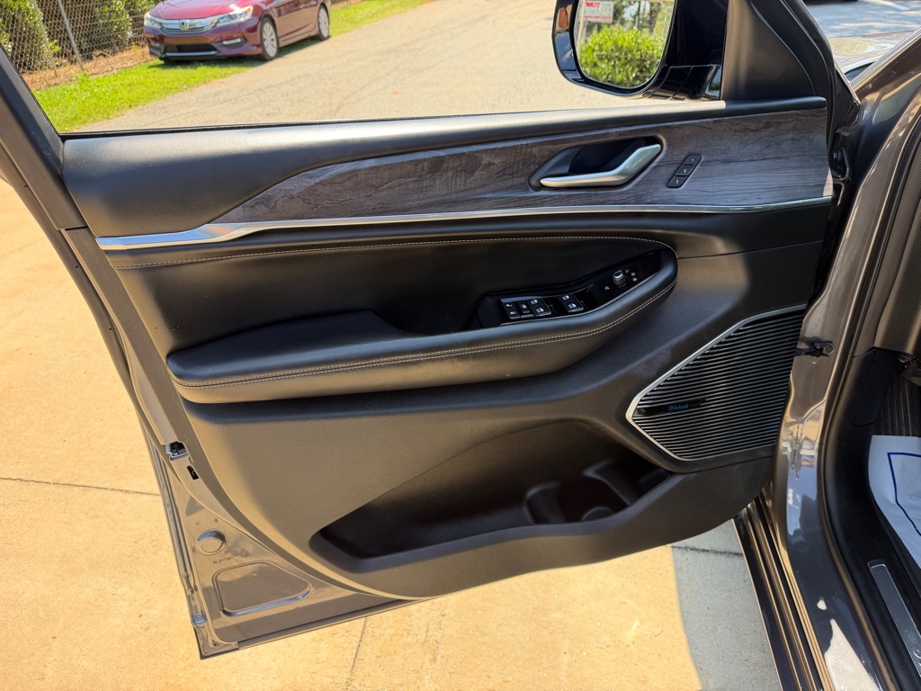 Photo 18 of this JEEP GRAND CHEROKEE