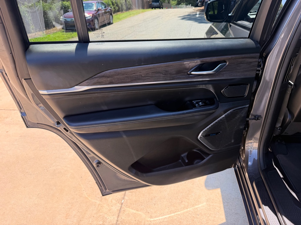 Photo 16 of this JEEP GRAND CHEROKEE