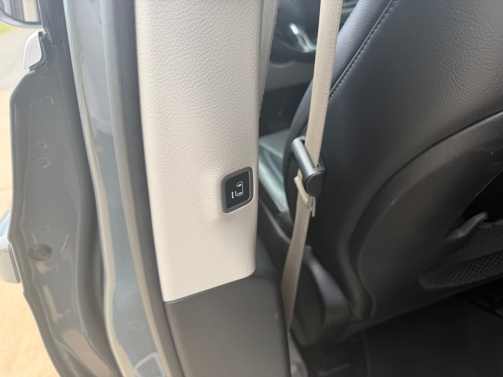 Photo 13 of this CHRYSLER PACIFICA