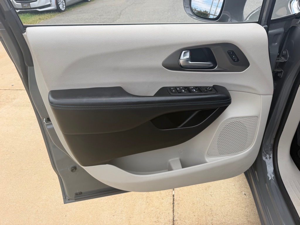 Photo 15 of this CHRYSLER PACIFICA