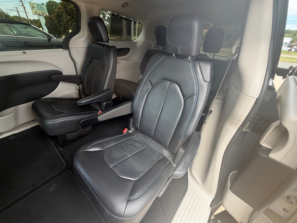 Photo 12 of this CHRYSLER PACIFICA