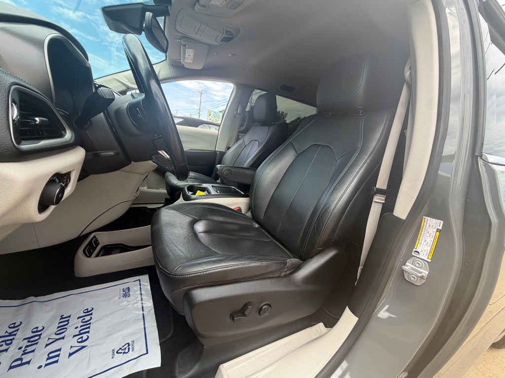 Photo 17 of this CHRYSLER PACIFICA