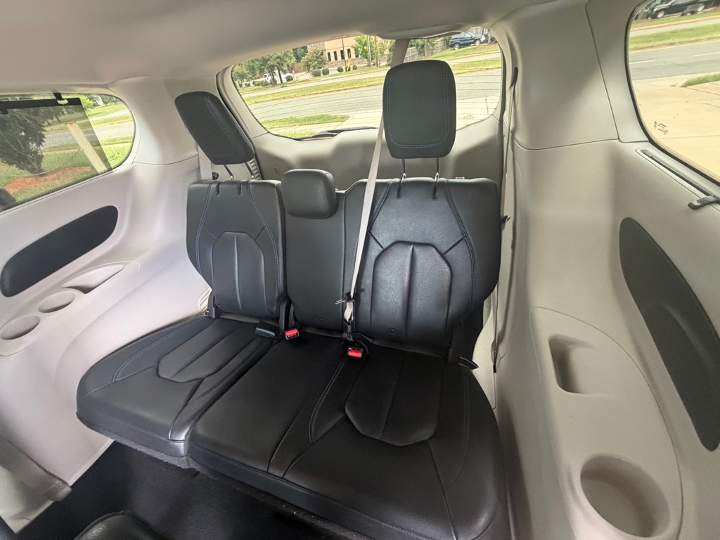 Photo 10 of this CHRYSLER PACIFICA