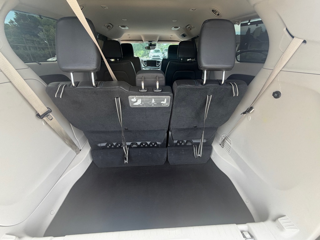 Photo 8 of this CHRYSLER PACIFICA