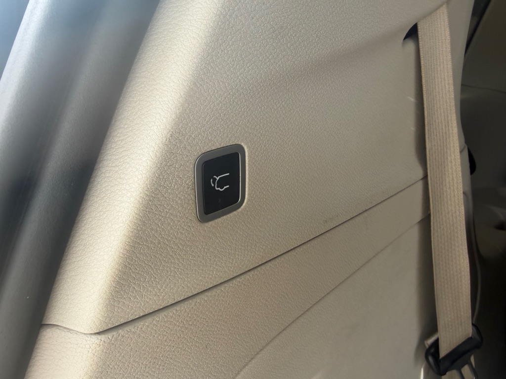 Photo 9 of this CHRYSLER PACIFICA