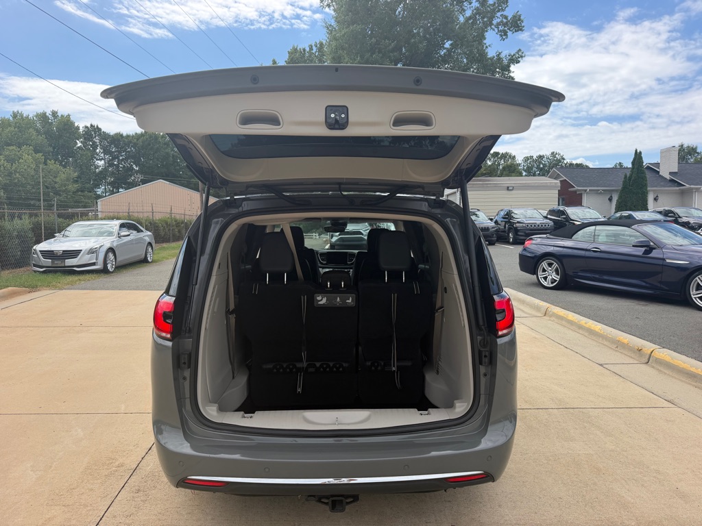 Photo 7 of this CHRYSLER PACIFICA