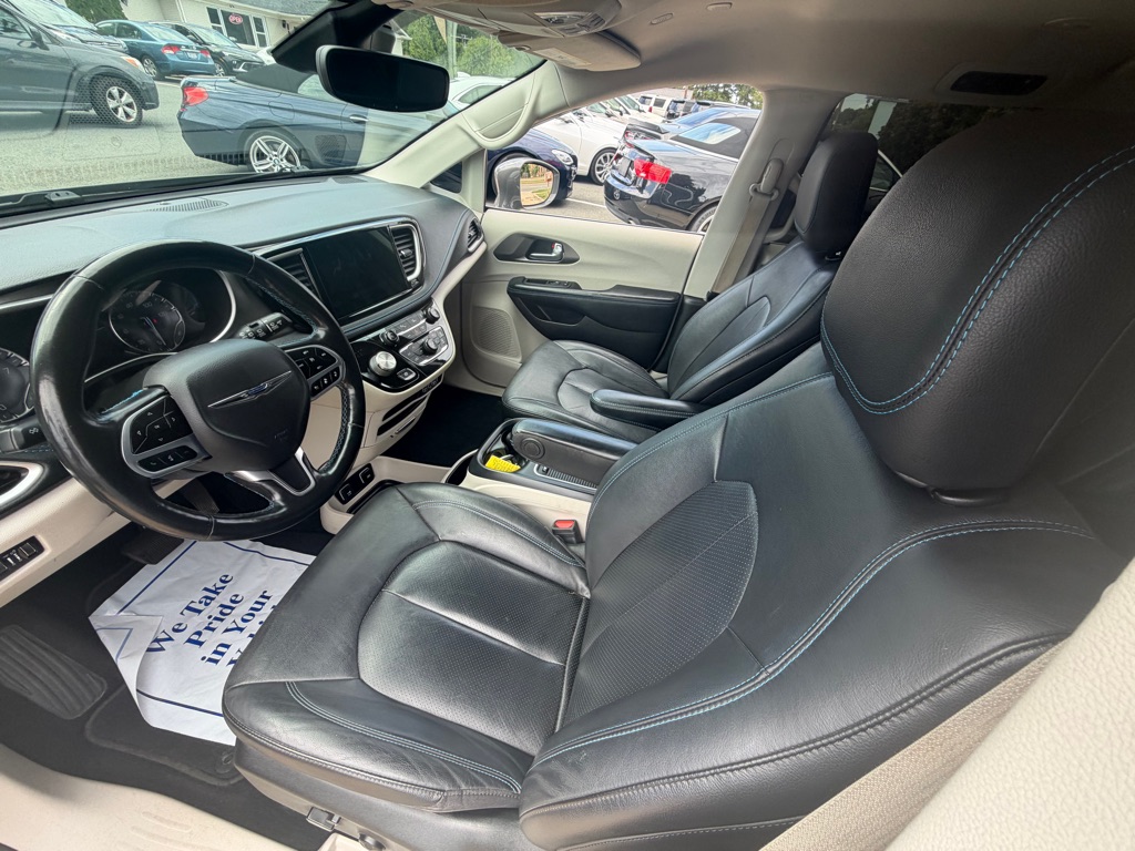Photo 16 of this CHRYSLER PACIFICA