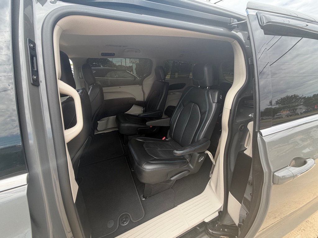 Photo 11 of this CHRYSLER PACIFICA