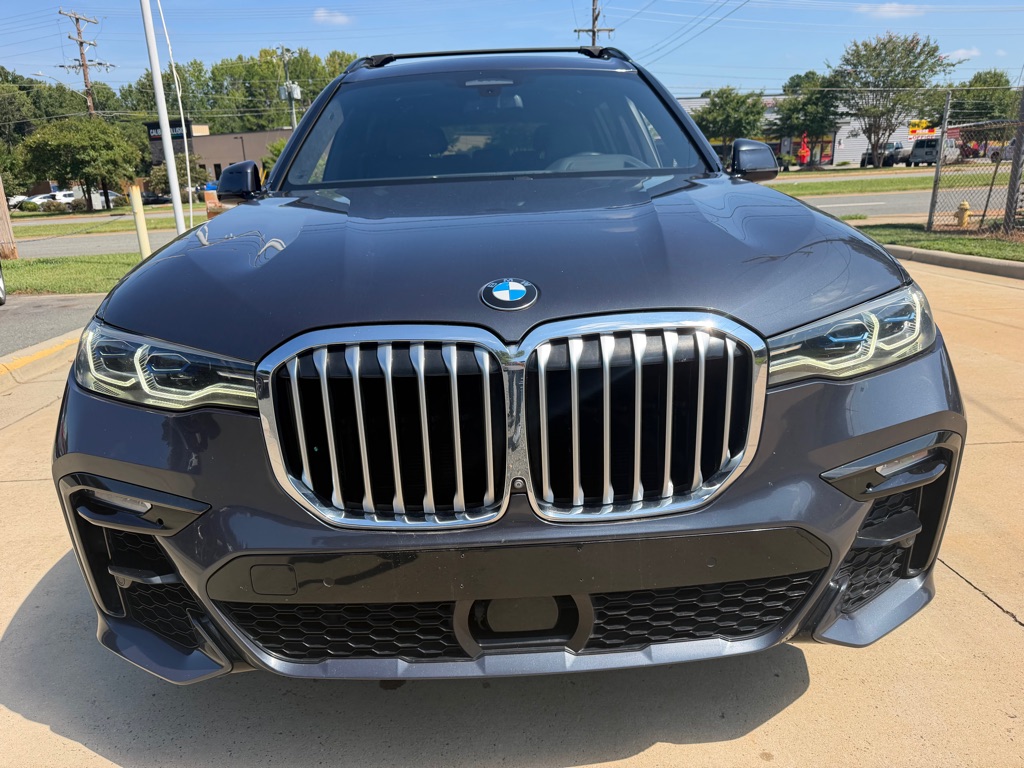 Photo 2 of this BMW X7