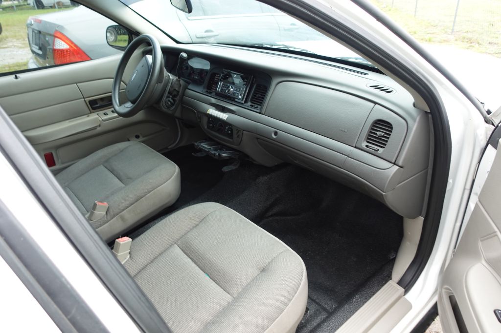 Photo 10 of this FORD CROWN VICTORIA