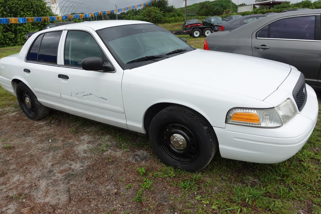 Photo 15 of this FORD CROWN VICTORIA