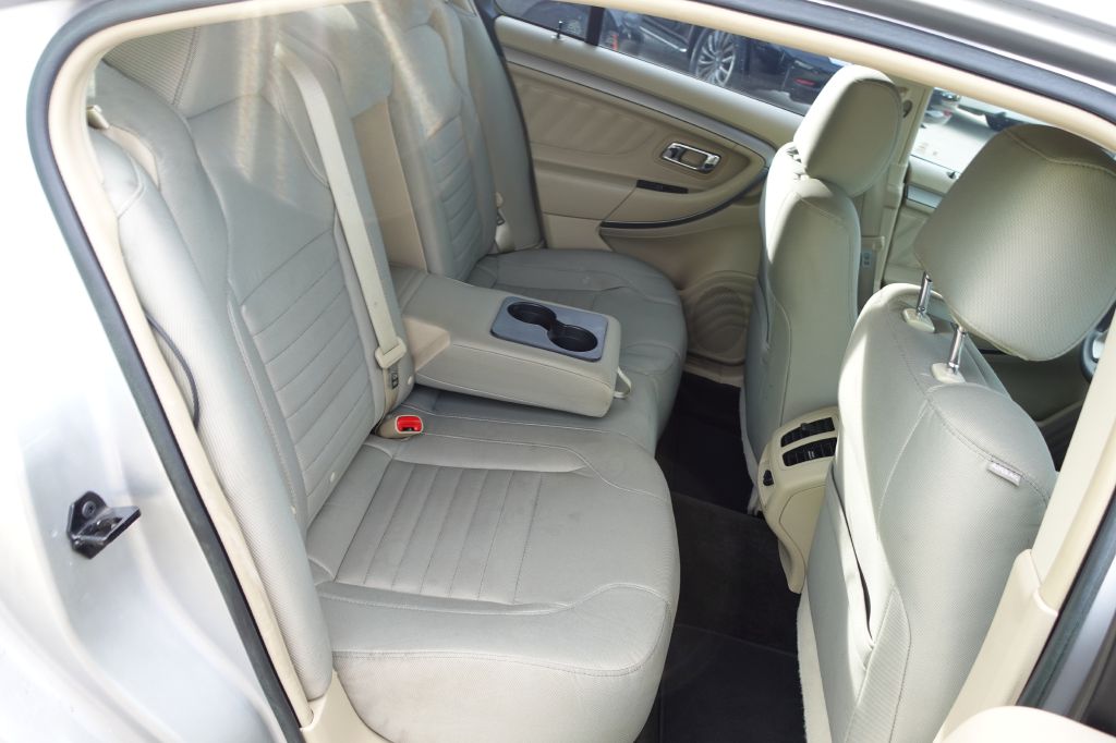 Photo 17 of this FORD TAURUS
