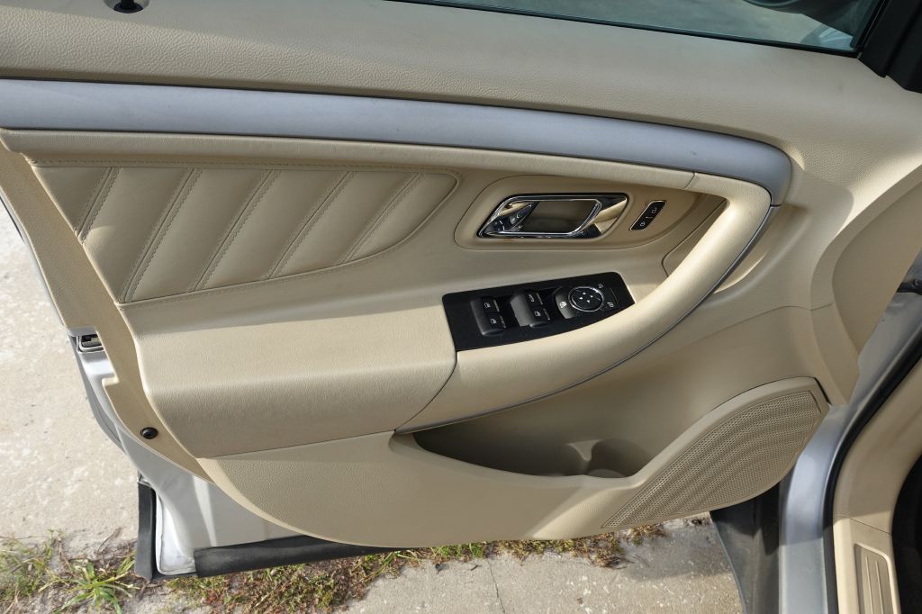 Photo 9 of this FORD TAURUS