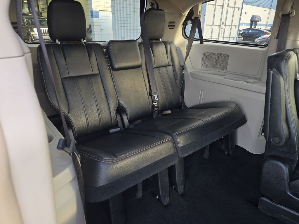 Photo 6 of this CHRYSLER TOWN & COUNTRY