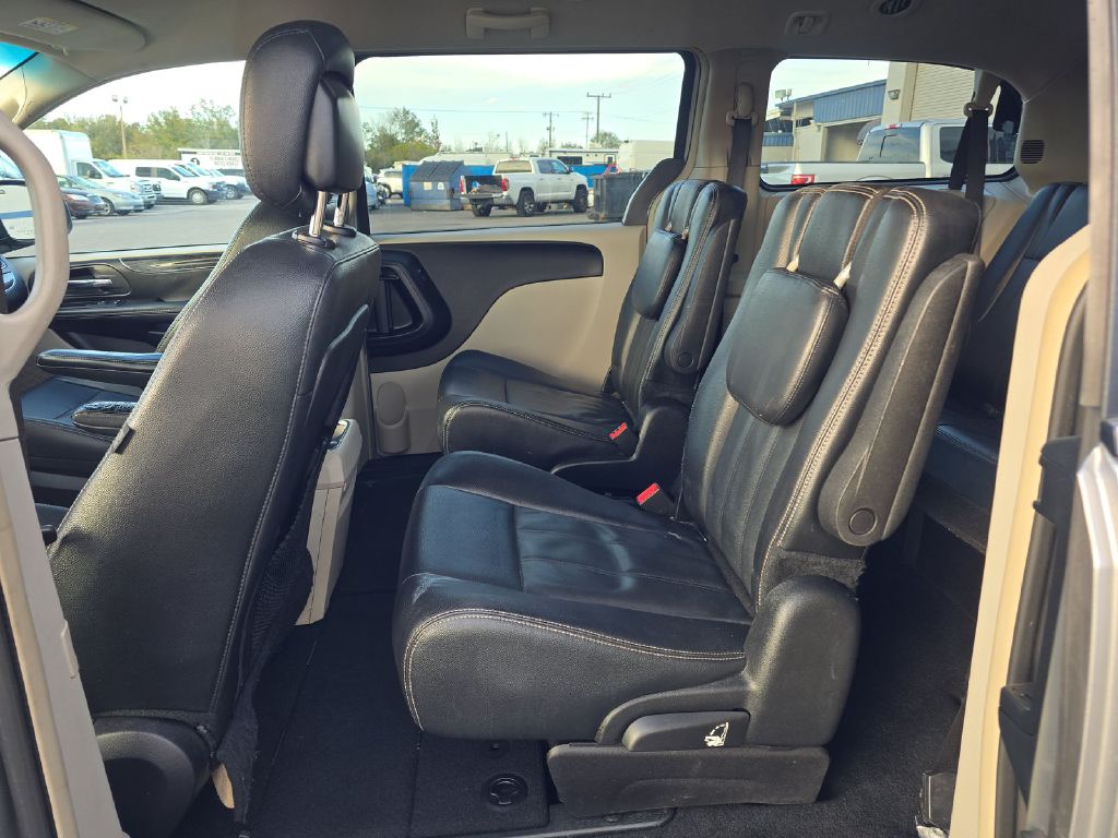Photo 5 of this CHRYSLER TOWN & COUNTRY