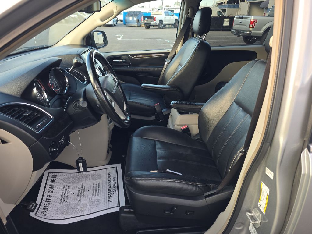 Photo 3 of this CHRYSLER TOWN & COUNTRY