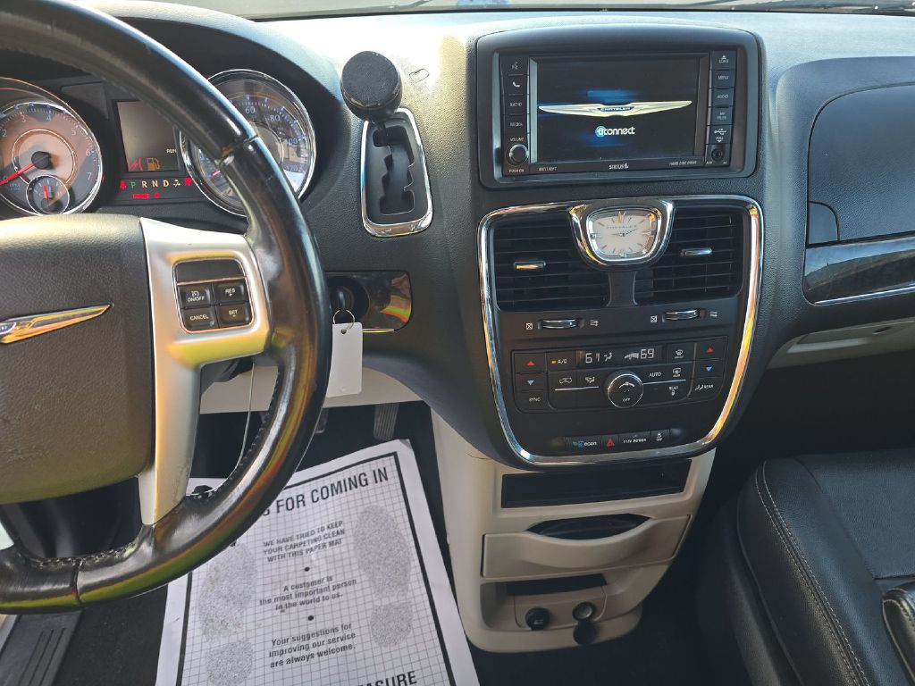 Photo 4 of this CHRYSLER TOWN & COUNTRY