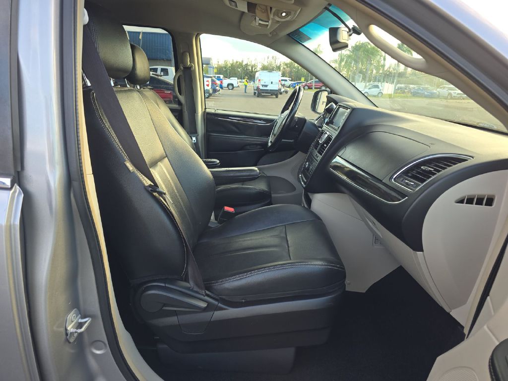 Photo 7 of this CHRYSLER TOWN & COUNTRY