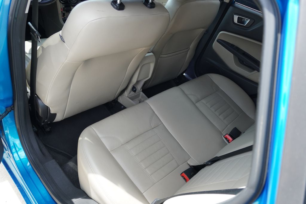 Photo 9 of this FORD FIESTA