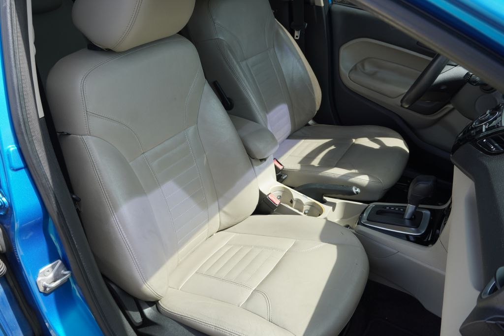 Photo 14 of this FORD FIESTA