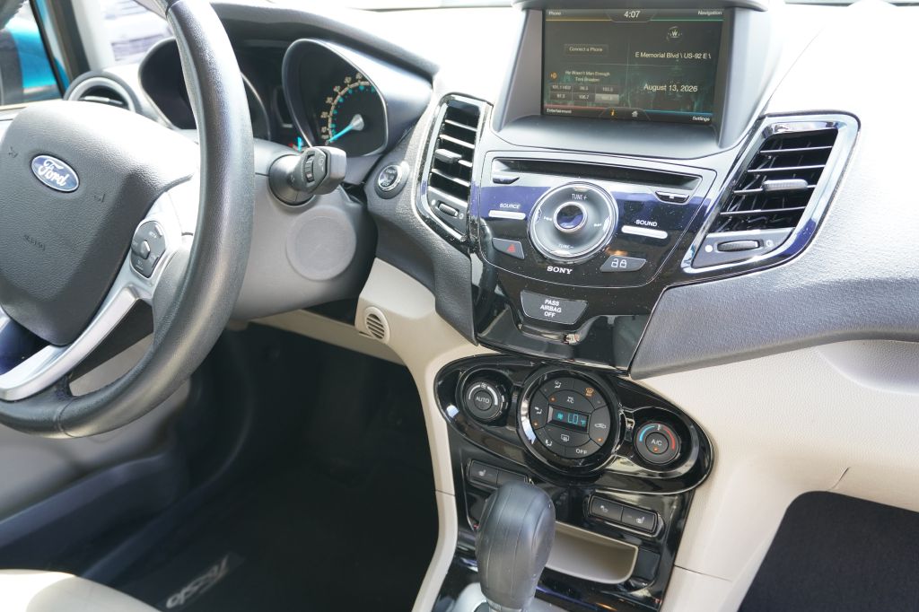 Photo 15 of this FORD FIESTA