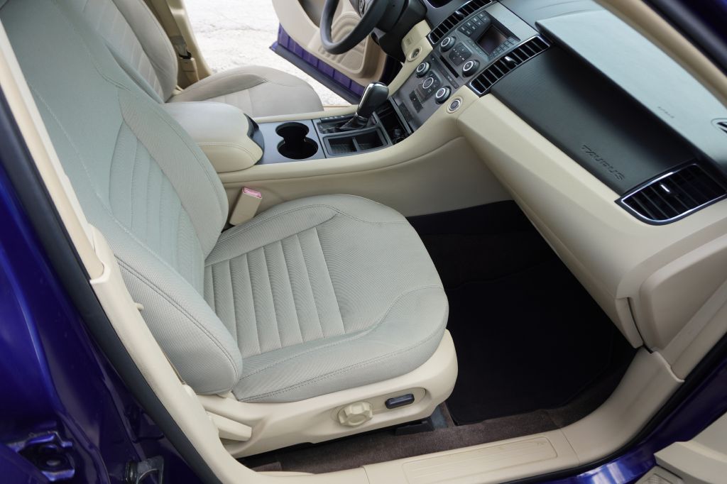 Photo 10 of this FORD TAURUS