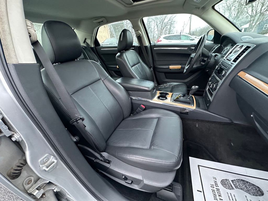 Photo 6 of this CHRYSLER 300