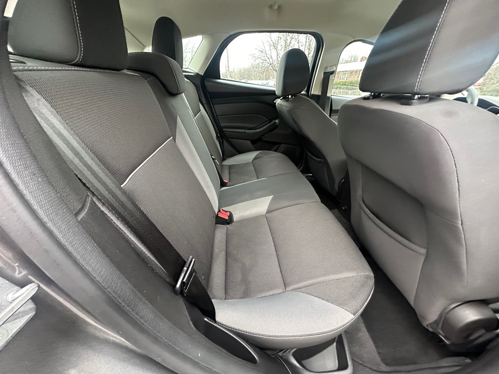 Photo 8 of this FORD FOCUS