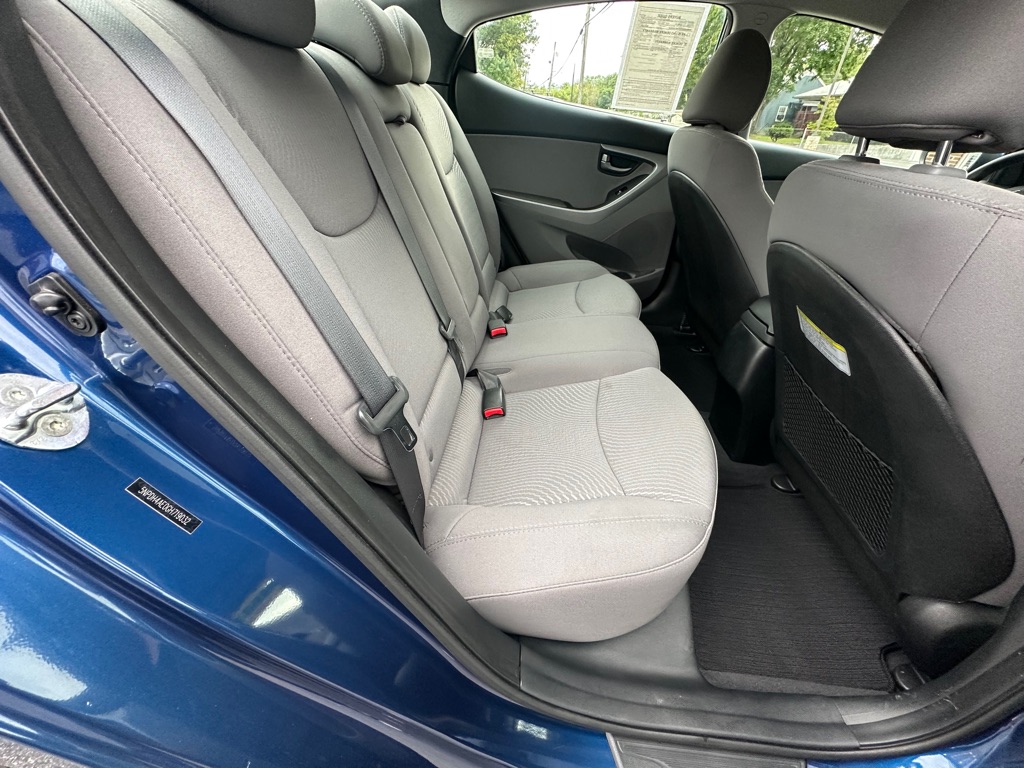 Photo 8 of this HYUNDAI ELANTRA
