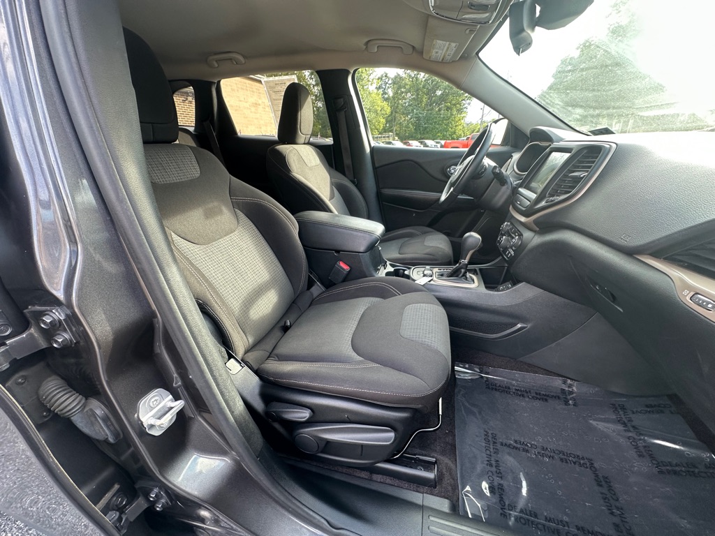 Photo 6 of this JEEP CHEROKEE