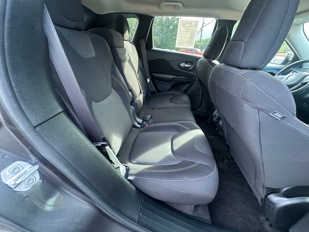 Photo 8 of this JEEP CHEROKEE