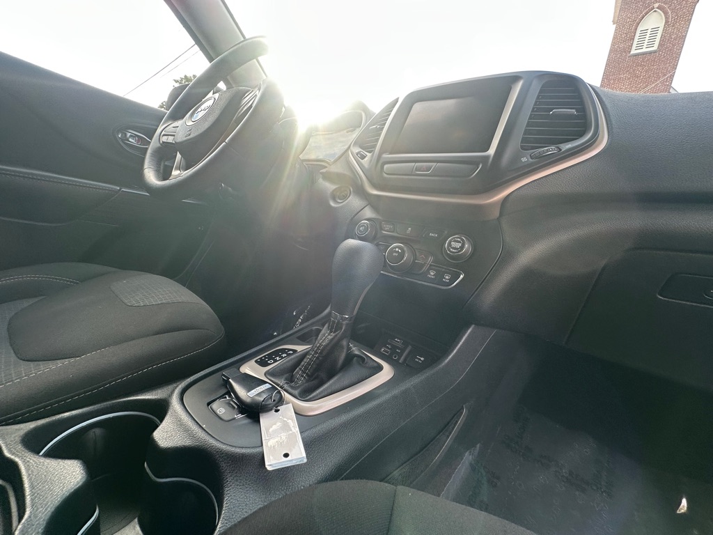 Photo 7 of this JEEP CHEROKEE