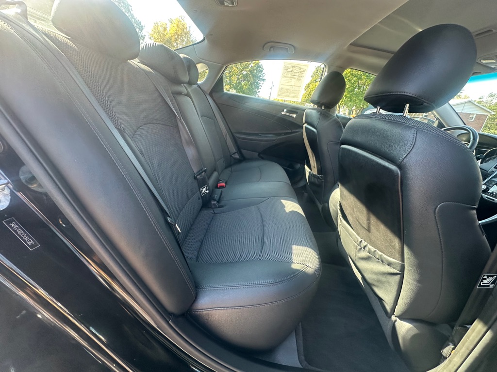 Photo 8 of this HYUNDAI SONATA