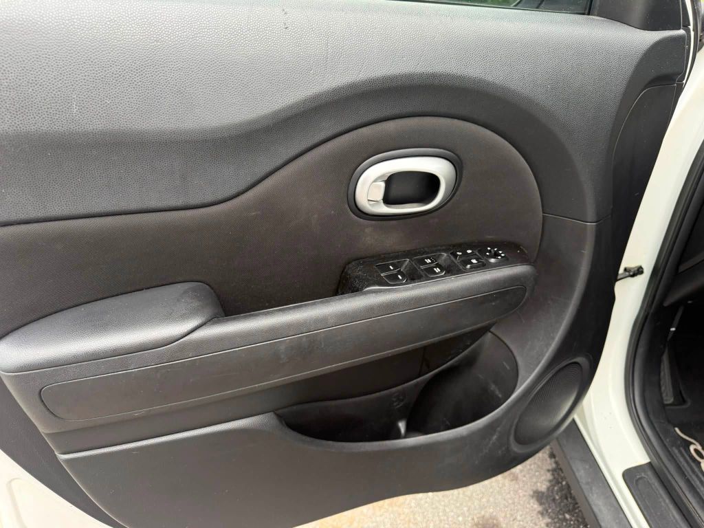 Photo 21 of this KIA SOUL
