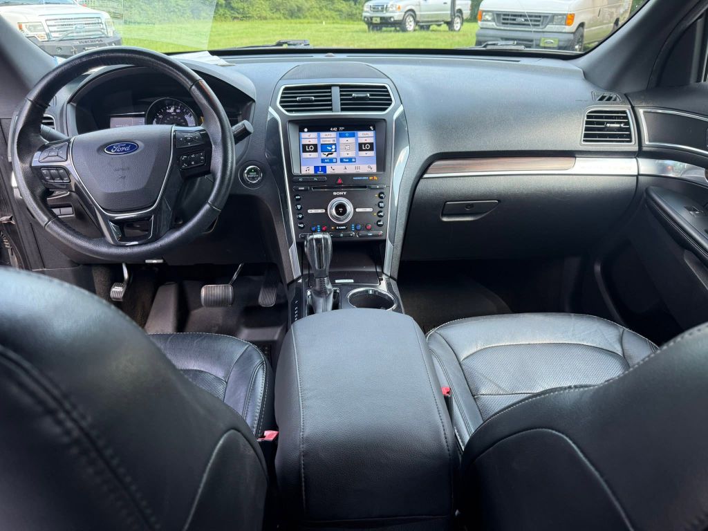 Photo 11 of this FORD EXPLORER