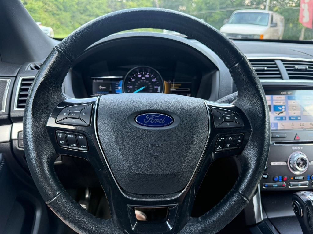 Photo 12 of this FORD EXPLORER