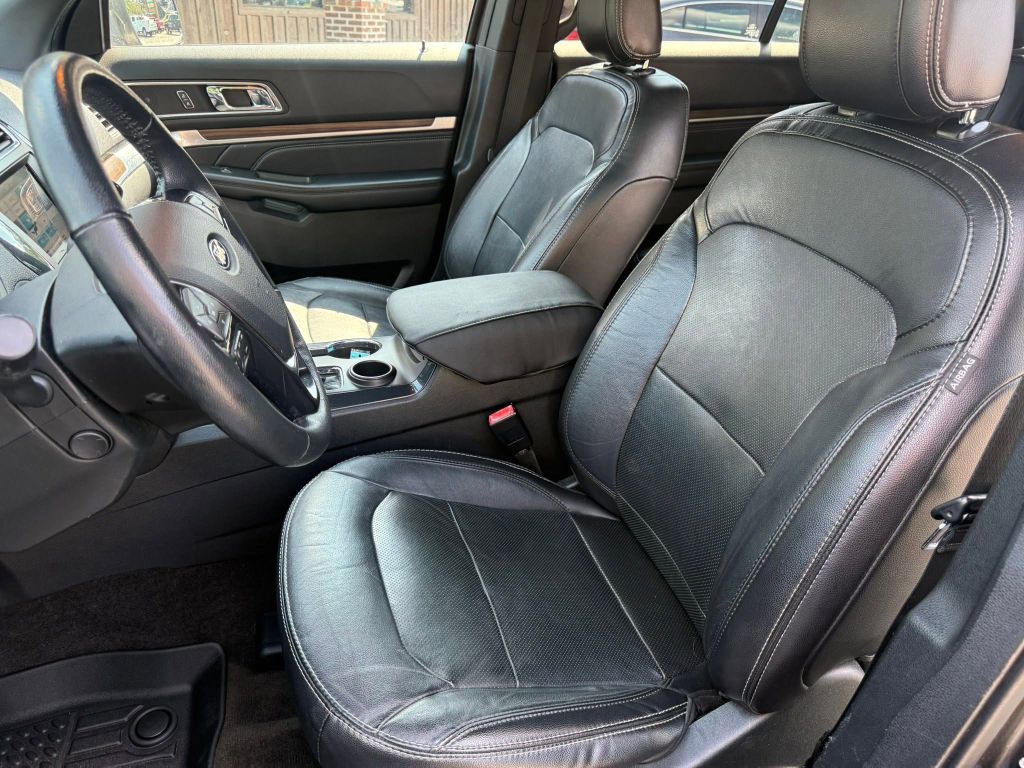 Photo 23 of this FORD EXPLORER