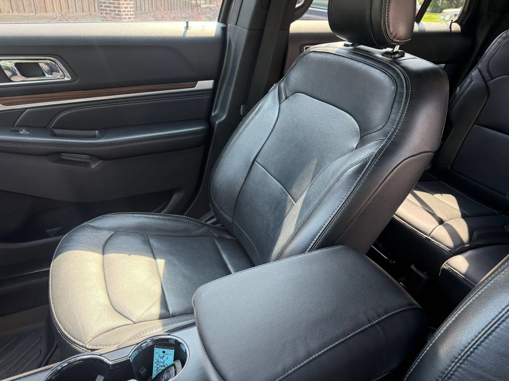 Photo 25 of this FORD EXPLORER