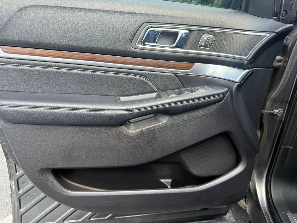 Photo 32 of this FORD EXPLORER