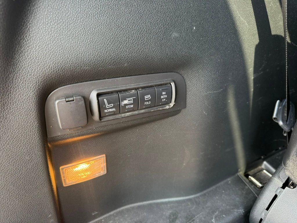 Photo 34 of this FORD EXPLORER