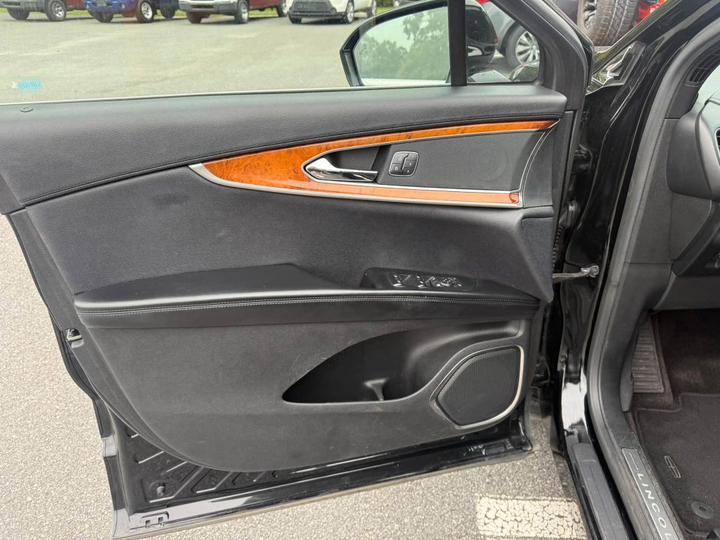 Photo 18 of this LINCOLN MKX