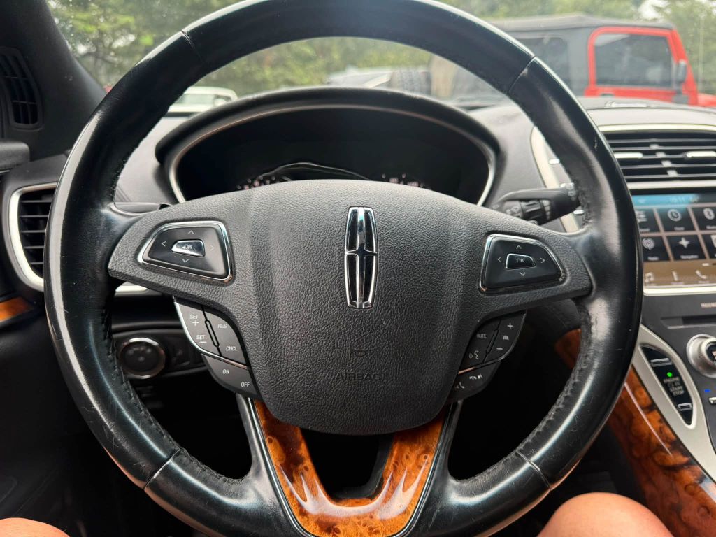 Photo 19 of this LINCOLN MKX