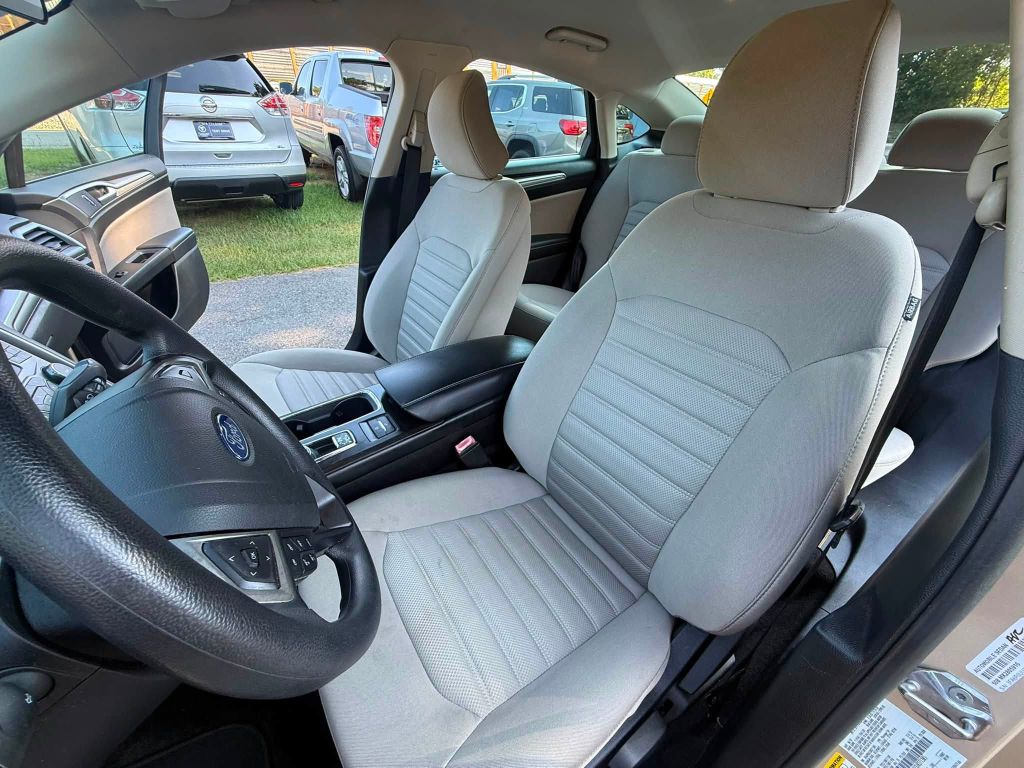Photo 13 of this FORD FUSION