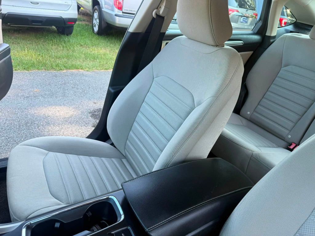 Photo 14 of this FORD FUSION