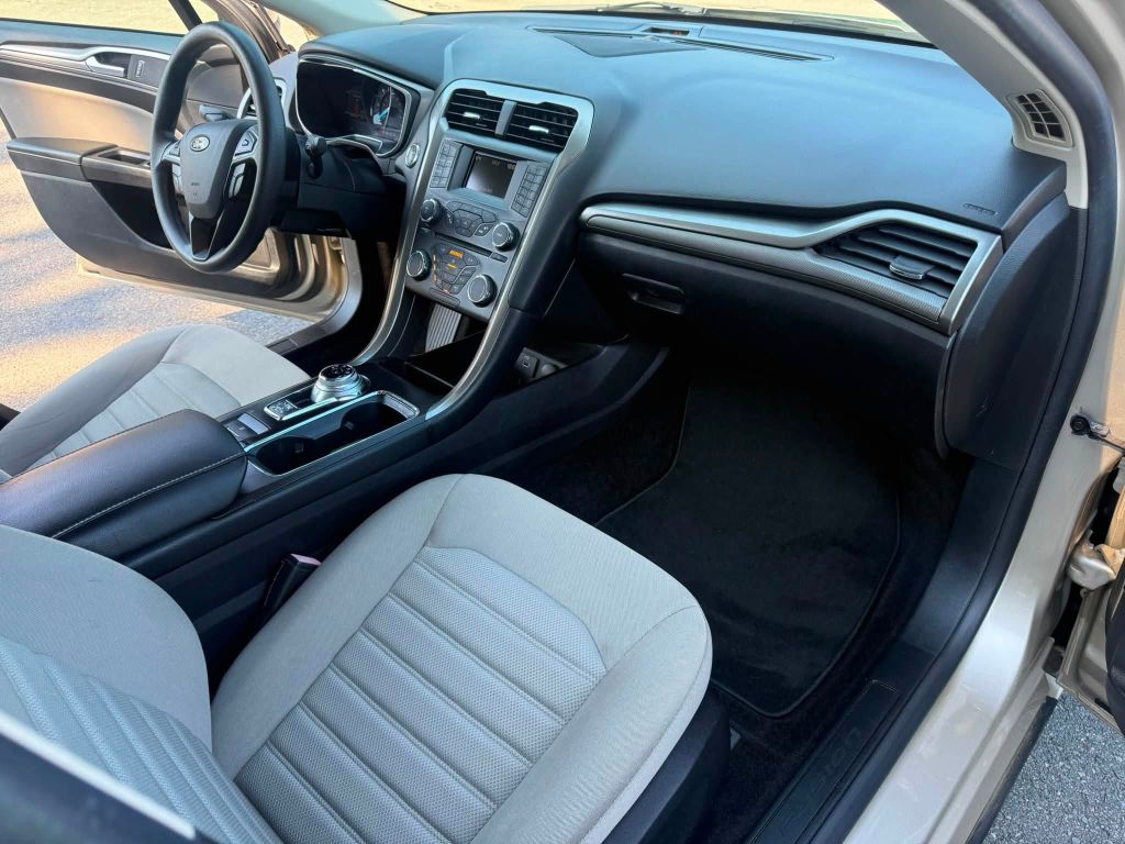 Photo 15 of this FORD FUSION