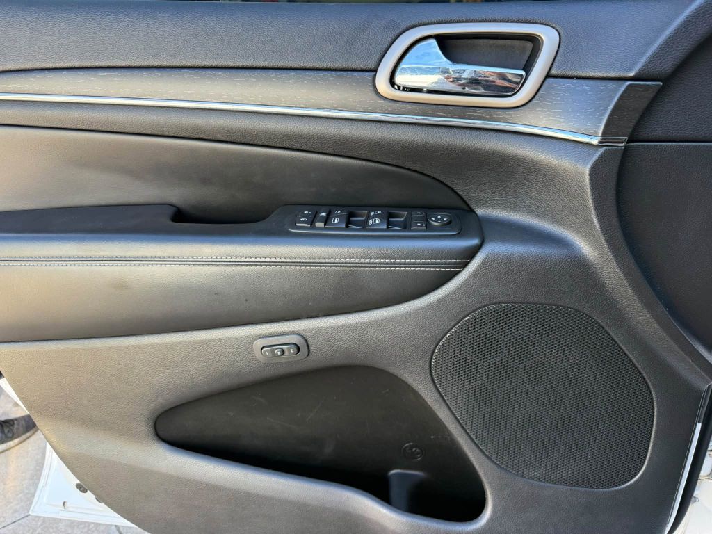 Photo 34 of this JEEP GRAND CHEROKEE