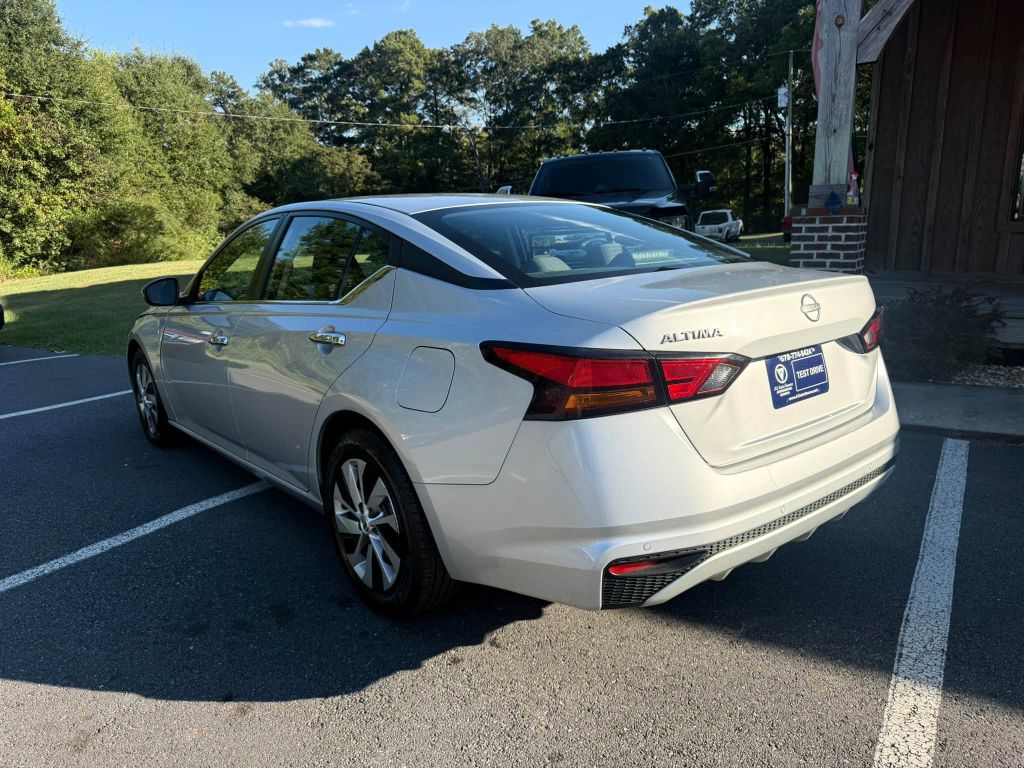 Photo 10 of this NISSAN ALTIMA