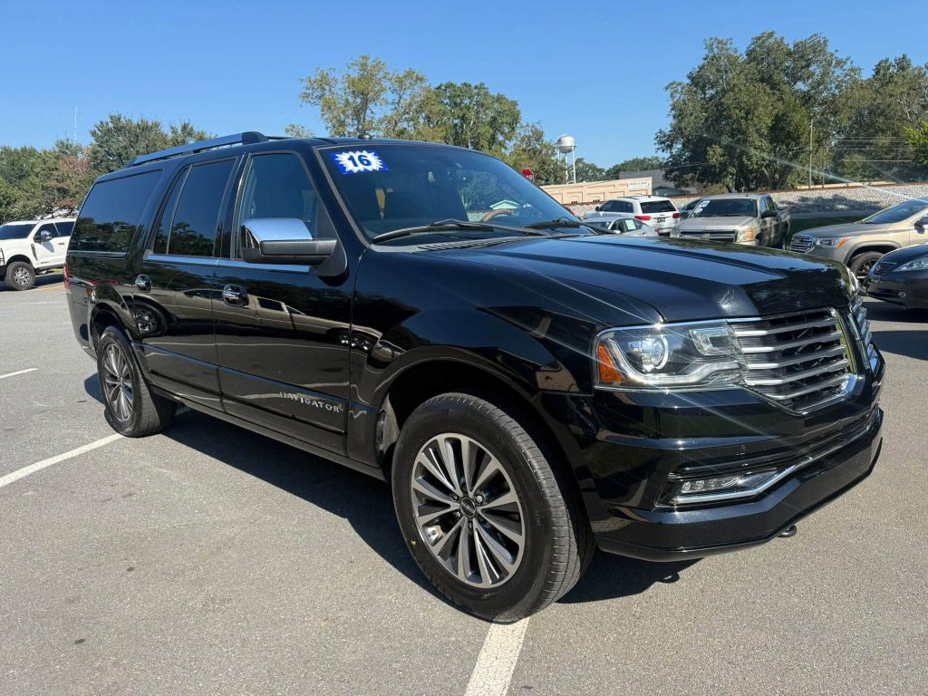 Photo 3 of this LINCOLN NAVIGATOR