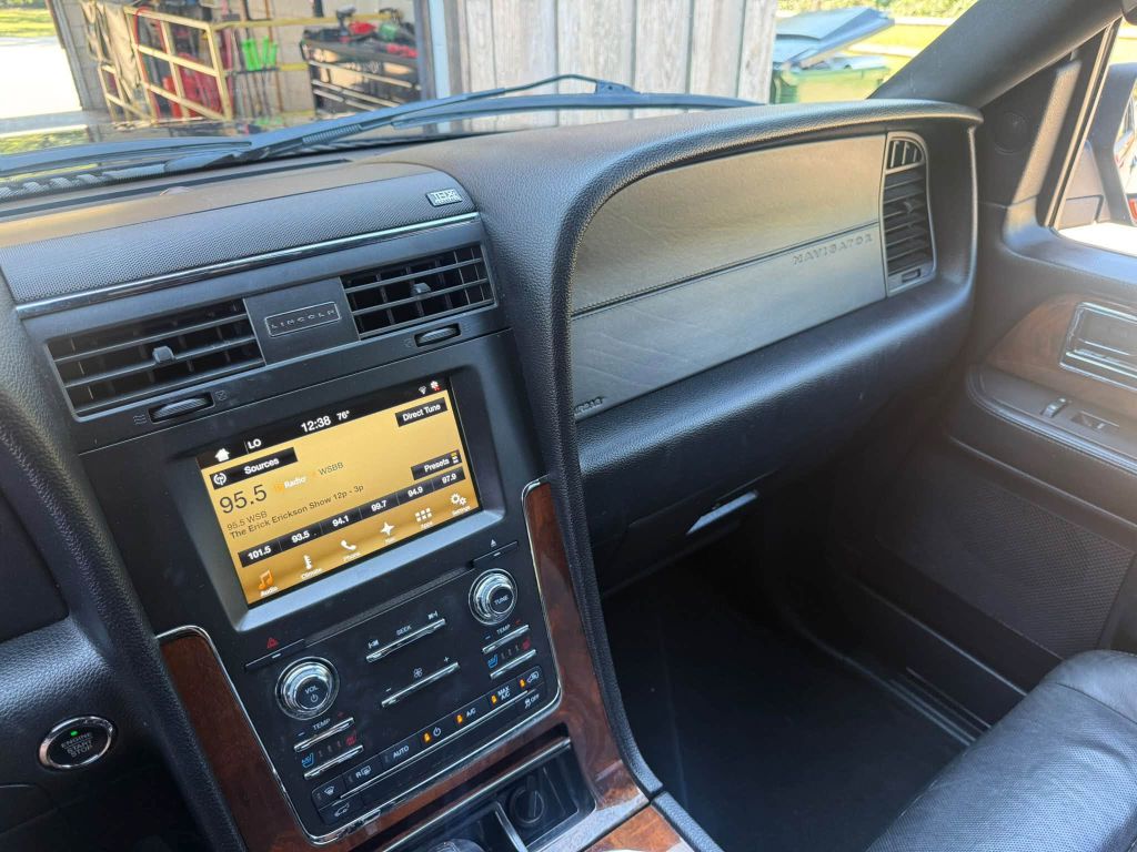 Photo 13 of this LINCOLN NAVIGATOR