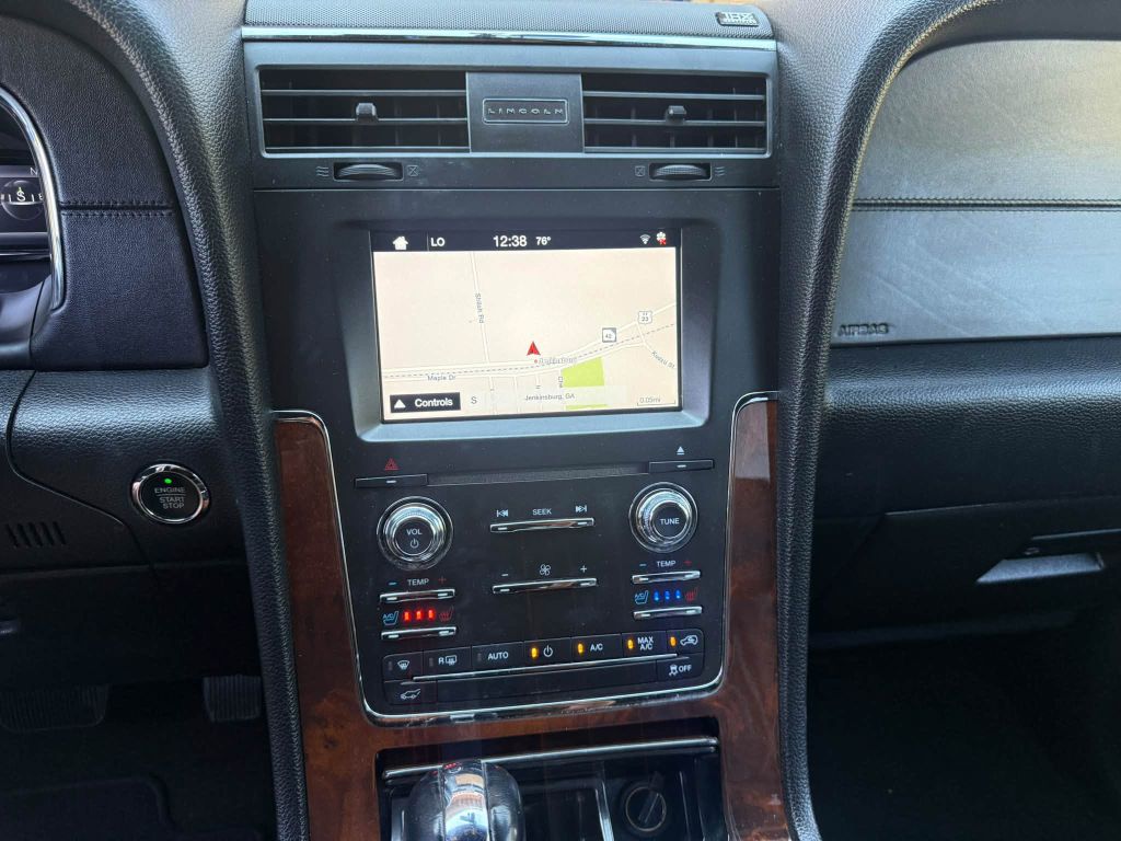 Photo 14 of this LINCOLN NAVIGATOR